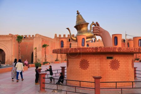 Téléchargez les photos : TAROUDANT, MAROC - 16 FÉVRIER 2022 : Grand monument à la théière et aux tasses à thé à Taroudant, Maroc. La ville est la capitale de la province de Taroudant dans la région de Sous-Massa. - en image libre de droit