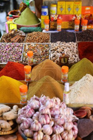 Téléchargez les photos : TAROUDANT, MAROC - 17 FÉVRIER 2022 : Herbes, épices et céréales au marché local (souk) à Taroudant, Maroc. C'est la capitale de la province de Taroudant dans la région de Sous-Massa. - en image libre de droit