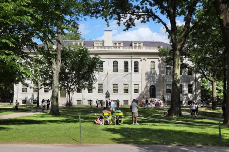 Téléchargez les photos : CAMBRIDGE, États-Unis - 9 JUIN 2013 : Les gens visitent le campus de l'Université Harvard à Cambridge, MA. Harvard est une université de recherche fondée en 1636. - en image libre de droit