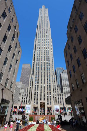 Téléchargez les photos : NEW YORK, USA - 5 JUILLET 2013 : Rockefeller Center gratte-ciel à New York. Le célèbre complexe de bâtiments a été construit en 1930-1939 et est considéré comme un monument historique national
. - en image libre de droit