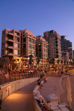 Photo for TEL AVIV, ISRAEL - NOVEMBER 3, 2022: People visit beachfront promenade (Tayelet) in Tel Aviv, Israel. Tel Aviv is the economic and technological center of Israel. - Royalty Free Image