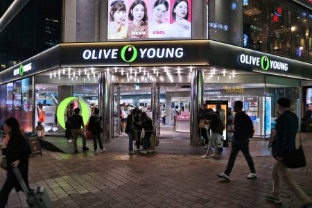 Téléchargez les photos : SEOUL, CORÉE DU SUD - 5 AVRIL 2023 : Les gens visitent Olive Young Korean beauty store dans le quartier commerçant de Myeongdong à Séoul de nuit. - en image libre de droit