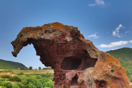 Foto de Elephant Rock cerca de Castelsardo en Cerdeña, Italia. Traquita erosionada y roca de andesita en forma de elefante. - Imagen libre de derechos