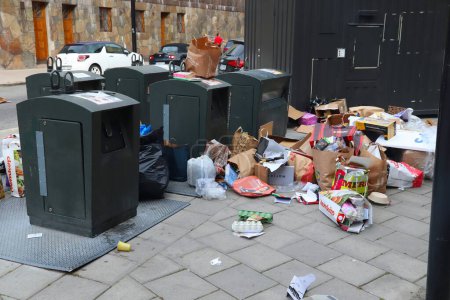 Téléchargez les photos : STOCKHOLM, SUÈDE - 24 AOÛT 2018 : Débordement des déchets de papier trié à Stockholm, Suède. Stockholm est la capitale et la zone la plus peuplée de Suède. - en image libre de droit