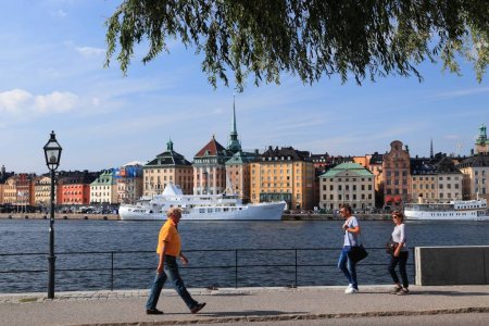 Foto de STOCKHOLM, SUECIA - 24 de agosto de 2018: Los turistas visitan la costa en la isla de Skeppsholmen, Estocolmo, Suecia. Estocolmo es la capital y la zona más poblada de Suecia. - Imagen libre de derechos