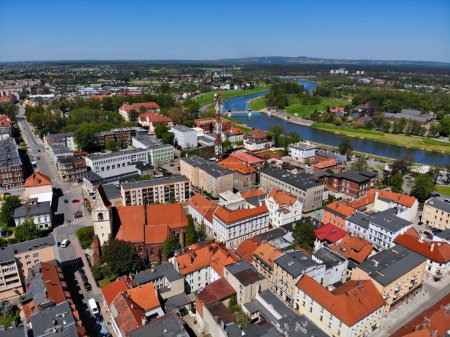 Foto de Kedzierzyn-Kozle, ciudad en Polonia. Vista aérea del dron con el río Odra. - Imagen libre de derechos