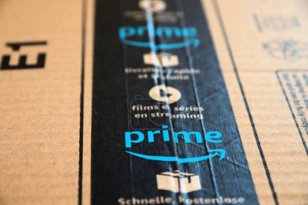 Foto de WARSAW, POLONIA - 23 de agosto de 2019: Amazon Prime entrega el paquete de compras en línea en Europa. Amazon es considerada una de las cuatro grandes compañías tecnológicas globales
. - Imagen libre de derechos