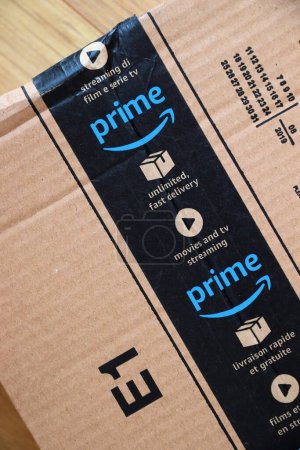 Foto de WARSAW, POLONIA - 23 de agosto de 2019: Amazon Prime entrega el paquete de compras en línea en Europa. Amazon es considerada una de las cuatro grandes compañías tecnológicas globales
. - Imagen libre de derechos