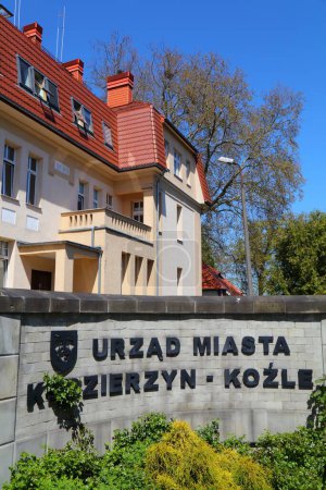 Foto de KEDZIERZYN-KOZLE, POLONIA - 11 de mayo de 2021: Ayuntamiento (polaco: Urzad Miasta) en Kedzierzyn-Kozle, Polonia. Kedzierzyn-Kozle es la segunda ciudad más grande de la provincia de Opole. - Imagen libre de derechos