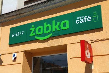 Foto de KEDZIERZYN-KOZLE, POLONIA - 11 DE MAYO DE 2021: Tienda Zabka en la ciudad de Kedzierzyn-Kozle en Polonia. Zabka es uno de los mayores negocios de franquicias en Polonia. - Imagen libre de derechos