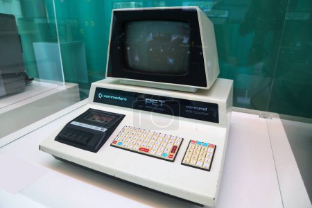 Foto de TERRASSA, ESPAÑA - 6 DE OCTUBRE DE 2021: Commodore PET obsoleto sistema informático personal. Equipo de computadora vintage coleccionable. - Imagen libre de derechos
