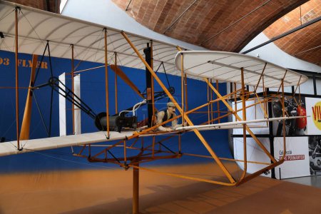 Foto de TERRASSA, ESPAÑA - 6 DE OCTUBRE DE 2021: Wright Flyer es la primera réplica de un avión en el Museo de Ciencia y Tecnología de Cataluña. - Imagen libre de derechos