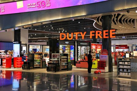 Téléchargez les photos : ISTANBUL, TURQUIE - 25 MARS 2023 : Les passagers visitent la boutique hors taxes de l'aéroport d'Istanbul, l'un des aéroports les plus fréquentés au monde. - en image libre de droit