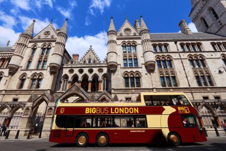 Foto de LONDRES, Reino Unido - 6 de julio de 2016: La gente viaja en autobús turístico de dos pisos en The Strand, Londres, Reino Unido. Transporte para Londres (TFL) opera 8.000 autobuses en 673 rutas. - Imagen libre de derechos
