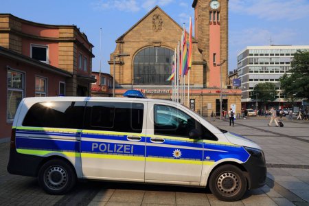 Foto de HAGEN, ALEMANIA - 16 de septiembre de 2020: Vehículo de policía alemán estacionado en Hagen. Policía de Renania del Norte-Westfalia (Polizei Nordrhein-Westfalen) emplea a 42.000 oficiales. - Imagen libre de derechos