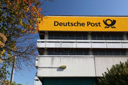Foto de WUPPERTAL, ALEMANIA - 19 de septiembre de 2020: Edificio Deutsche Post (German Post) en Wuppertal, Alemania. Deutsche Post es el servicio de correo más grande de Europa. - Imagen libre de derechos