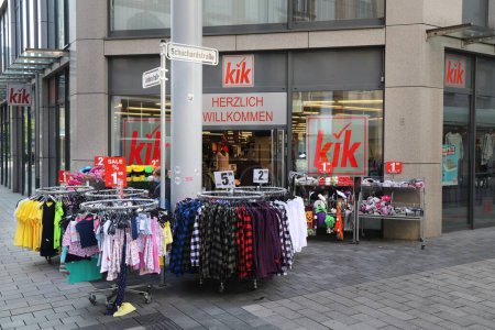 Foto de WUPPERTAL, ALEMANIA - 19 de septiembre de 2020: Tienda de ropa Kik brand discount en Wuppertal, Alemania. Kik es un gran grupo minorista alemán presente en múltiples países. - Imagen libre de derechos