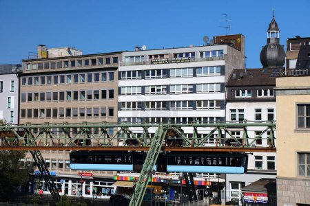 Foto de WUPPERTAL, ALEMANIA - 19 DE SEPTIEMBRE DE 2020: Tren Wuppertaler Schwebebahn (Wuppertal Suspension Railway) en Alemania. El sistema de monorraíl eléctrico único es el punto de referencia de Wuppertal. - Imagen libre de derechos