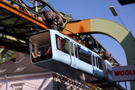Foto de WUPPERTAL, ALEMANIA - 19 DE SEPTIEMBRE DE 2020: Tren Wuppertaler Schwebebahn (Wuppertal Suspension Railway) en Alemania. El sistema de monorraíl eléctrico único es el punto de referencia de Wuppertal. - Imagen libre de derechos
