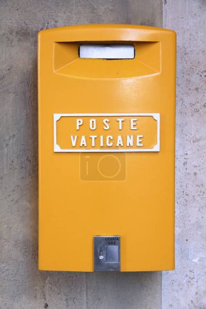 Foto de CIUDAD DEL VATICANO, VATICANO - 9 DE ABRIL DE 2012: Poste Vaticane (Vatican Post) en la Plaza de San Pedro. - Imagen libre de derechos