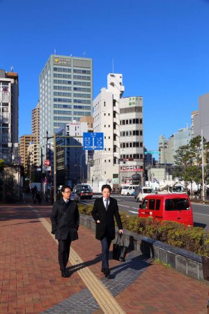 Téléchargez les photos : TOKYO, JAPON - 29 NOVEMBRE 2016 : Des piétons marchent dans le quartier Kasuga du quartier de Bunkyo à Tokyo. - en image libre de droit