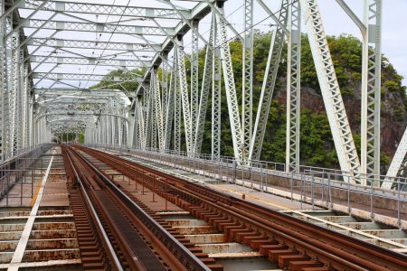 Foto de Inuyama, Japón. Puente ferroviario sobre el río Kiso. Puente de armadura de acero lacado. - Imagen libre de derechos