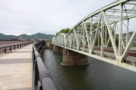 Foto de Inuyama, Japón. Puente de carretera y puente ferroviario sobre el río Kiso, lado a lado. Puente de armadura de acero lacado. - Imagen libre de derechos