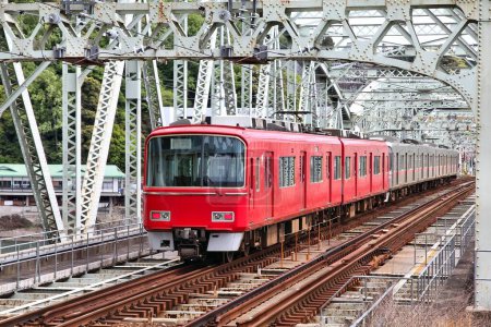 Foto de Tren de cercanías cruzando el puente ferroviario en Inuyama, Japón. Conexión de transporte público local. - Imagen libre de derechos