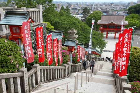 Foto de INUYAMA, JAPÓN - 3 DE MAYO DE 2012: La gente baja las escaleras hacia el Templo Narita-San en Inuyama, Japón. El templo budista secta Shingon fue inaugurado en 1953. - Imagen libre de derechos