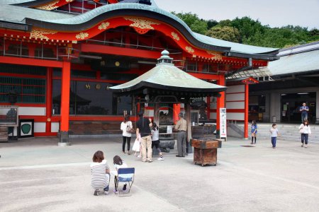 Foto de INUYAMA, JAPÓN - 3 DE MAYO DE 2012: La gente visita el Templo Narita-San en Inuyama, Japón. El templo budista secta Shingon fue inaugurado en 1953
. - Imagen libre de derechos