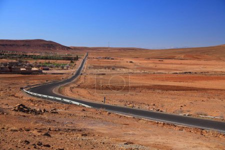 Foto de Camino del desierto de Marruecos en la provincia de Ouarzazate. Curva de carretera. - Imagen libre de derechos