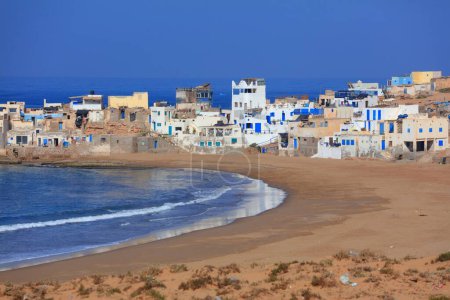 Téléchargez les photos : Village de pêche et de surf Tifnit dans la région de Sous-Massa au Maroc. Côte Atlantique. - en image libre de droit