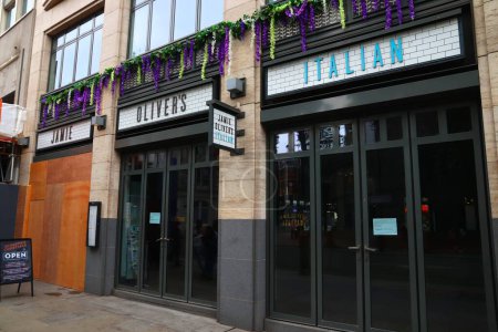 Foto de LONDRES, Reino Unido - 14 de julio de 2019: Cerrado Jamie Oliver 's Italian restaurante en Londres, Reino Unido. El imperio de restaurantes de Jamie Oliver colapsó en mayo de 2019. - Imagen libre de derechos