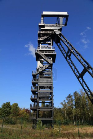 Foto de Marco de cabeza de la mina en Alemania. Antigua mina de carbón, ahora monumento industrial - Zeche Holland en el distrito de Wattenscheid de Bochum. - Imagen libre de derechos