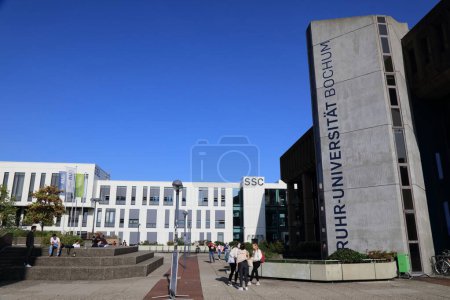 Téléchargez les photos : BOCHUM, ALLEMAGNE - 17 SEPTEMBRE 2020 : Les gens visitent l'Université Ruhr à Bochum. Avec 42 425 étudiants, c'est la 8e plus grande université d'Allemagne. - en image libre de droit