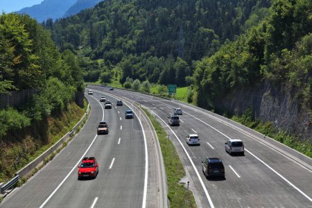 Foto de HALLEIN, AUSTRIA - 4 de agosto de 2022: Autopista (Autobahn) cerca de Hallein en el estado de Salzburgo en Austria. Giro bancario con superficie de hormigón. - Imagen libre de derechos