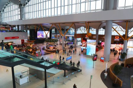 Téléchargez les photos : ISTANBUL, TURQUIE - 11 AVRIL 2023 : Les passagers attendent à l'aéroport d'Istanbul, l'un des aéroports les plus achalandés au monde. - en image libre de droit