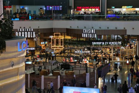Téléchargez les photos : ISTANBUL, TURQUIE - 11 AVRIL 2023 : Les passagers visitent la zone duty free à l'aéroport d'Istanbul, l'un des aéroports les plus fréquentés au monde. - en image libre de droit