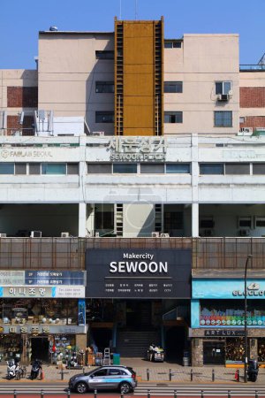 Foto de SEÚL, COREA DEL SUR - 7 DE ABRIL DE 2023: Megaestructura Sangga de Sewoon en Seúl. Se encuentra en los distritos de Jongro-gu y Jung-gu de Seúl.. - Imagen libre de derechos