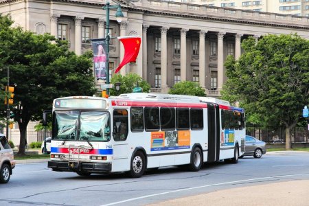 Foto de PHILADELPHIA, EE.UU. - 11 de junio de 2013: La gente monta el autobús articulado SEPTA en Filadelfia. SEPTA atendió casi 321 millones de viajes en 2010. - Imagen libre de derechos