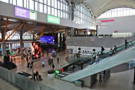 Téléchargez les photos : ISTANBUL, TURQUIE - 25 MARS 2023 : Les passagers visitent l'aéroport d'Istanbul, l'un des aéroports les plus fréquentés au monde. - en image libre de droit