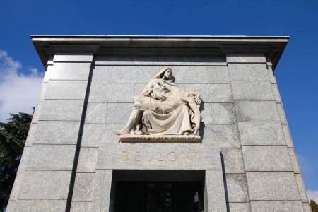 Téléchargez les photos : MILAN, ITALIE - 6 OCTOBRE 2010 : Sculpture de Pieta dans l'une des voûtes de Cimitero Monumentale à Milan, Italie. Le cimetière monumental est célèbre pour son style élaboré. - en image libre de droit
