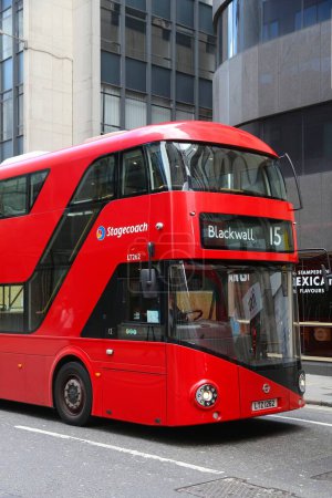 Téléchargez les photos : LONDRES, ROYAUME-UNI - 23 AVRIL 2016 : Les gens prennent le bus New Routemaster à Londres. Le bus hybride diesel-électrique est une nouvelle version moderne de l'emblématique double étage
. - en image libre de droit