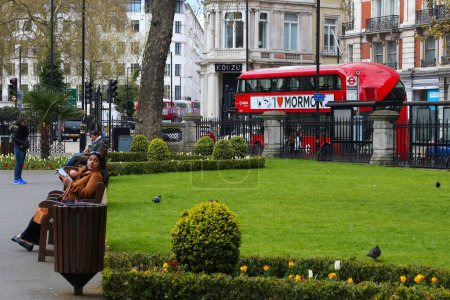 Foto de LONDRES, Reino Unido - 23 DE ABRIL DE 2016: La gente visita los jardines Grosvenor en el distrito de Belgravia de Londres. - Imagen libre de derechos