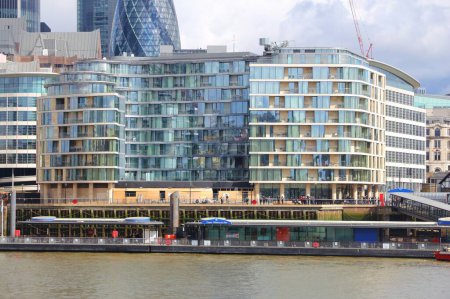 Foto de LONDRES, Reino Unido - 23 de abril de 2016: Aparthotel moderno Cheval Three Quays en la ciudad de Londres. - Imagen libre de derechos
