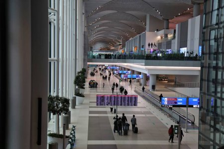 Téléchargez les photos : ISTANBUL, TURQUIE - 11 AVRIL 2023 : Les passagers se pressent dans le terminal de l'aéroport d'Istanbul, l'un des aéroports les plus achalandés au monde. - en image libre de droit