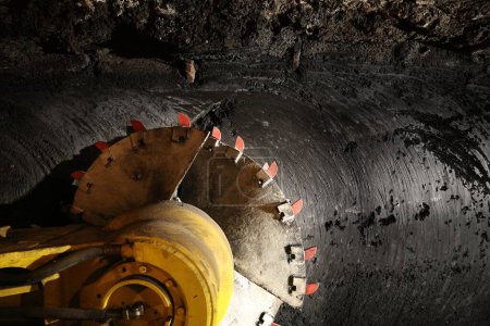 Foto de Máquina cortadora de minas de pared larga. Polonia interior de la mina de carbón túnel subterráneo. Industria en Zabrze, Alta Silesia. - Imagen libre de derechos