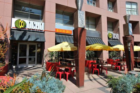 Foto de LOS ÁNGELES, EE.UU. - 5 DE ABRIL DE 2014: Vista de la calle del restaurante Ocho Mexican Grill tex mex en el centro de Los Ángeles. - Imagen libre de derechos