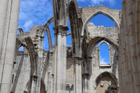 Téléchargez les photos : Couvent du Carmo détruit par un tremblement de terre. Repère de Lisbonne, Portugal. Eglise gothique endommagée à Lisbonne. - en image libre de droit