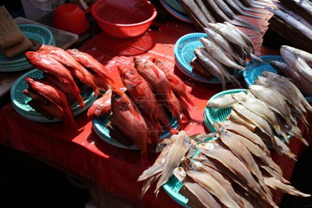 Foto de Mercado de pescado en Busan, Corea del Sur. besugo rojo también conocido como besugo japonés o madai en el mercado de pescado de Jagalchi. - Imagen libre de derechos
